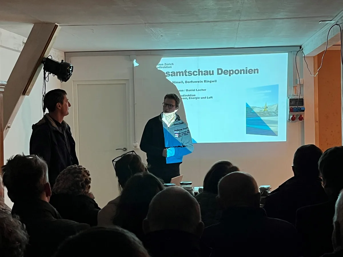Zwei Männer halten eine Präsentation ab.